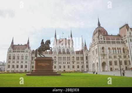 Budapest, Hongrie - 6 novembre 2019 : bâtiment du Parlement hongrois Orszaghaz. Le siège de l'Assemblée nationale de Hongrie. Statue équestre de Ferenc Rakoczi II Photo horizontale avec filtre. Banque D'Images