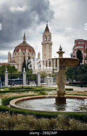 Église de San Manuel y San Benito et fontaine vue depuis le parc El Retiro à Madrid, Espagne. Banque D'Images