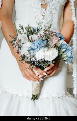 Beau bouquet de mariage entre les mains de la mariée. Fleurs de la mariée Banque D'Images