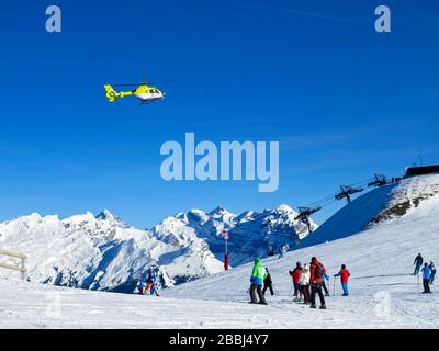 Sauvetage en hélicoptère en montagne Banque D'Images