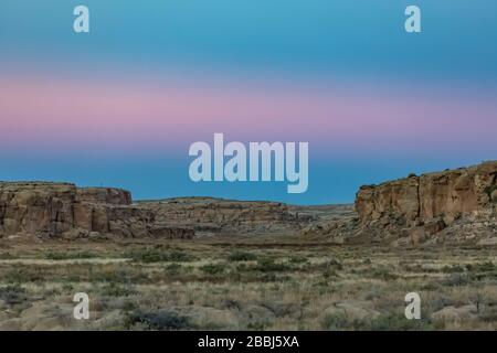 Le ciel crépuscule au-dessus du Canyon Chaco dans le parc historique national de la culture Chaco, Nouveau-Mexique, États-Unis Banque D'Images