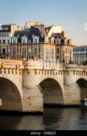 Lumière du soleil sur Pont neuf, Ile-de-la-Cité et les bâtiments de Paris, France Banque D'Images