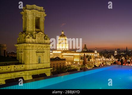 Vue sur le toit avec piscine à débordement d'El Capitolio, ou le Capitole national, et Museo Nacional de Bellas Artes, depuis le toit du Gran Hotel Manzana Kempinski, la Havane, Cuba Banque D'Images