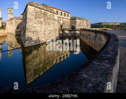 Castillo de la Real Fuerza, un fort de bastion situé sur le côté ouest du port de la Havane, Cuba, se trouve à l'arrière de l'entrée, et bordant la Plaza de Arma Banque D'Images