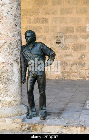 Statue en bronze d'Antonio Gades, danseuse, créée par la Sculpture Jose Villa Soberon , se dresse devant le Palacio de Lombardillo sur la Plaza de la Catedral, la Havane Vieja, Cuba Banque D'Images