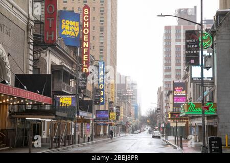 Un jour pluvieux calme à Times Square pendant la pandémie de coronavirus. Banque D'Images