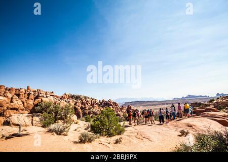 Un groupe de personnes avec leur guide à l'entrée du four Fiery dans Arches National Park, Utah, États-Unis. Banque D'Images