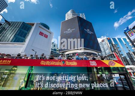 Sightseeing bus doubledecker on Yonge Dundas Square Banque D'Images