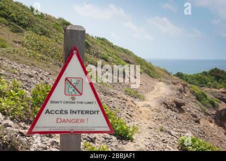 Signe de danger sur la randonnée Grand Sentier autour de la péninsule de Caravelle, Caravelle, Martinique, Petites Antilles, Antilles françaises, Caraïbes, Amérique centrale Banque D'Images