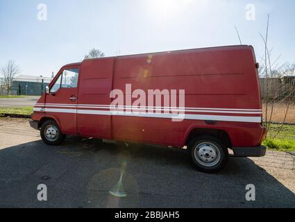 Strasbourg, France - 18 mars 2020 : vue latérale du mini-fourgonnette Renault T35 D rouge vintage garée dans une rue rurale vide Banque D'Images