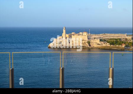 SO/ Paseo del Prado la Habana Hotel, entrée du port sur Malecon, El Castillo de los Tres Reyes Magos del Morro ou simplement "El Morro" au loin, la Havane Vieja, Cuba Banque D'Images