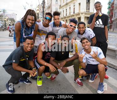 Jeunes hommes qui se posent en groupe sur le Paseo del Prado, la Havane, Cuba Banque D'Images