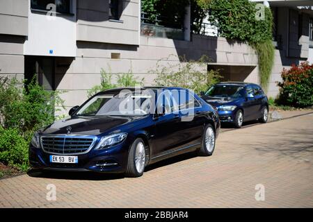 Strasbourg, France - 22 mars 2020: Vue avant de la nouvelle limousine Mercedes-Benz Maybach de luxe stationnée dans une rue vide Banque D'Images