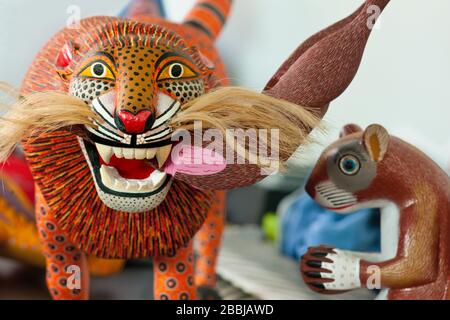 Des alebrijes copales colorées, des animaux en bois peint, créés par des artisans à Arazola, Valles Centrales, Oaxaca, Mexique Banque D'Images