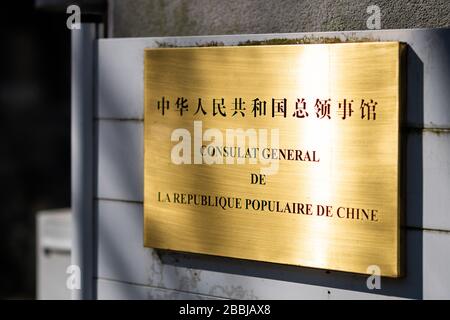 Strasbourg, France - 22 mars 2020: Plaque dorée Consulat général de la République populaire de Chine Consulat général de Chine général de la République populaire de Chine, vu dans une rue française Banque D'Images