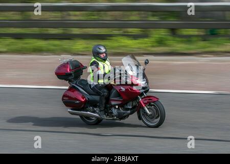 Moto Honda NT700 V Deauville en voiture sur l'autoroute   près de Preston dans Lancashire, Royaume-Uni Banque D'Images