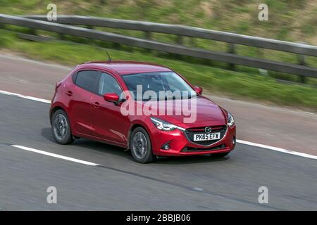 2015 Mazda 2 Sport Nav Red car essence roulant sur l'autoroute   près de Preston dans Lancashire, au Royaume-Uni Banque D'Images