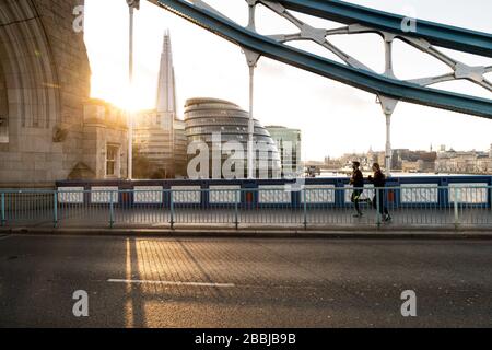 Jogging près de la tour vide Bridge pendant le verrouillage du Coronavirus au Royaume-Uni à Londres Banque D'Images