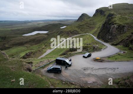 Route sinueuse à travers les montagnes dans le glissements de terrain de Quairang, île de Skye, Ecosse, Royaume-Uni, Europe Banque D'Images