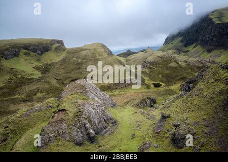 Vue d'ensemble du paysage épique sur le sentier de randonnée de Quiraing, île de Skye, Ecosse, Royaume-Uni, Europe Banque D'Images