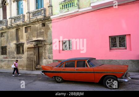 Mur rose avec ancienne voiture rouge américaine des années 50, Centro, la Havane, Cuba Banque D'Images