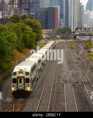 Train de transport en commun quittant la ville de Toronto. Province d'Ontario Canada Banque D'Images