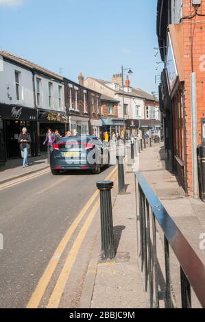 Voiture voyageant le long d'une rue étroite à sens unique avec les gens Marcher sur le sentier de randonnée le Breck à Poulton le Fylde Lancashire Angleterre Royaume-Uni Banque D'Images