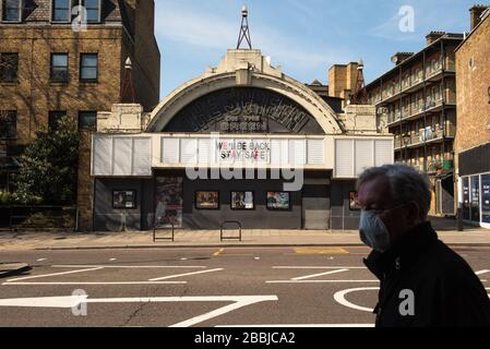 L'homme porte un masque facial à Londres, en Angleterre, pendant le verrouillage du virus corona. Banque D'Images