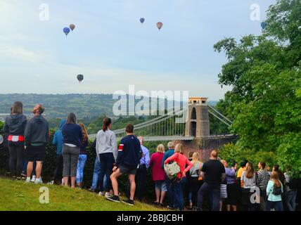 Bristol Ballon festival 2019 - montgolfières survolant le pont suspendu de clifton avec la rivière Avon en contrebas. Banque D'Images