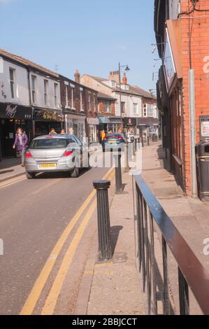 Les voitures qui voyagent le long d'une rue étroite à sens unique le Breck à Poulton le Fylde Lancashire Angleterre Royaume-Uni Banque D'Images