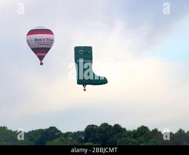 Bristol Ballon festival fiesta 2019 - divers types et formes de ballons d'air chaud volant dans l'air près de clifton Banque D'Images