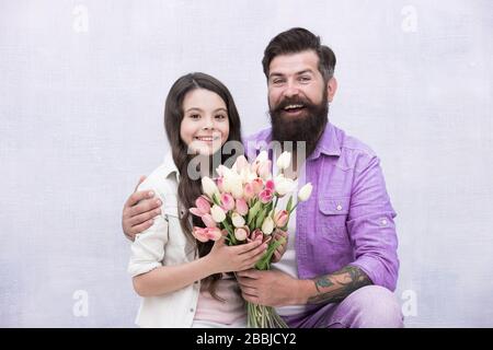 Fête d'anniversaire. Bouquet de tulipes d'homme. Père donnant des tulipes fille. Père avec fleurs. Journée internationale de la femme. Fleuriste. Tradition familiale. Elle vaut tous les trésors. Tulipes tendre pour fille. Banque D'Images