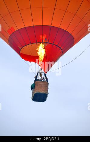 Bristol Ballon festival fiesta 2019 - divers types et formes de ballons d'air chaud volant dans l'air près de clifton Banque D'Images