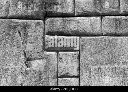 Mur Inca de granit en noir et blanc avec des pierres parfaites dans Machu Picchu, province de Cusco, Pérou. Banque D'Images