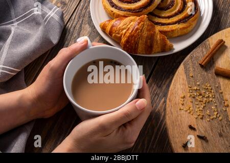 Femme prenant le petit déjeuner traditionnel de la boulangerie et du thé garni d'épices Banque D'Images