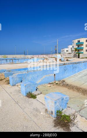Piscine à l'eau débordante du Parque Jose Marti, Vedado, la Havane, Cuba Banque D'Images