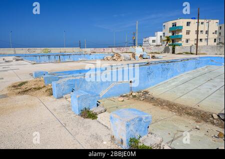 Piscine à l'eau débordante du Parque Jose Marti, Vedado, la Havane, Cuba Banque D'Images