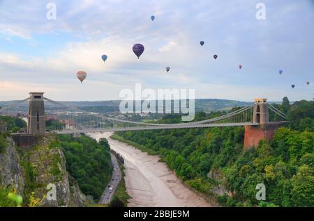 Bristol Ballon festival fiesta 2019 - divers types et formes de ballons d'air chaud volant dans l'air près de clifton Banque D'Images