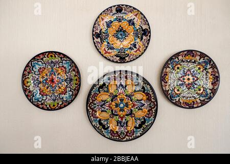 Assiettes décoratives mexicaines Talavera sur le mur Banque D'Images