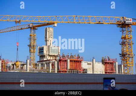 Construction d'un nouvel hôtel à Mirimar avec l'ambassade de Russie au-delà. La Havane, Cuba Banque D'Images