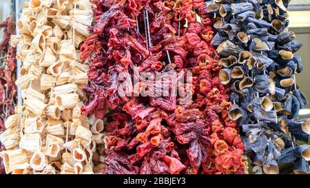 Des légumes secs sont en vente sur un bazar. Bazar turc traditionnel. Légumes secs attachés sur une corde. Ils sont pendus sur une corde Banque D'Images