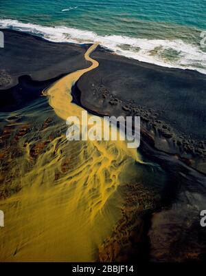 Vue aérienne de la rivière orange tressée qui coule dans l'océan dans le sud Banque D'Images