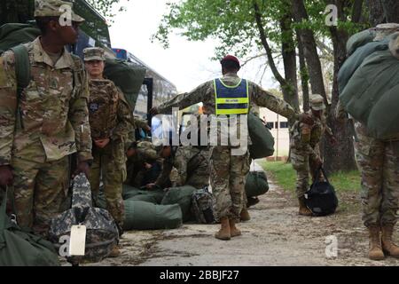 Fort Lee, États-Unis d'Amérique. 31 mars 2020. Les soldats de l'armée américaine sont séparés à une distance de sécurité pendant le premier mouvement de troupes depuis les restrictions appliquées par le ministère de la Défense pour empêcher la propagation de COVID-19, coronavirus 31 mars 2020 à fort Lee, Virginie. Crédit: Crista Mary Mack/US Nouvelles de l'armée/Alay Live Banque D'Images