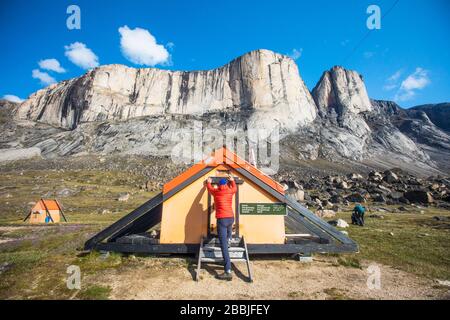 L'alpiniste enferme un refuge d'urgence, le col Akshayuk, dans l'île de Baffin. Banque D'Images