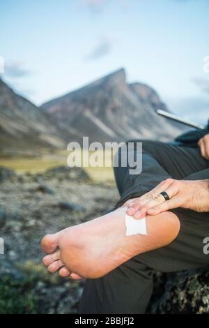 Le pied de bandes de randonneur où la plaquette se forme sur le pied. Banque D'Images