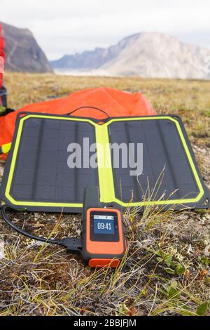 Le chargeur solaire est utilisé pour alimenter l'unité GPS à distance. Banque D'Images