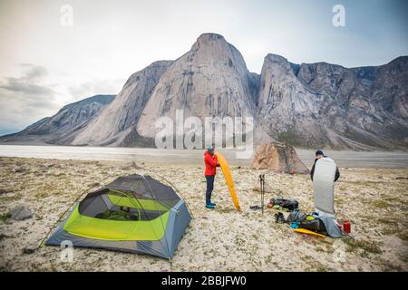 Les grimpeurs ont installé le camping, surmatelas d'air à l'Akshayak Pass Banque D'Images