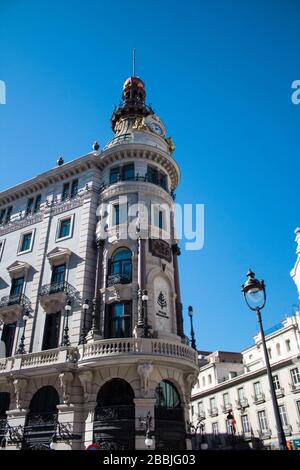 vue basse sur un bâtiment dans le centre de madrid Banque D'Images