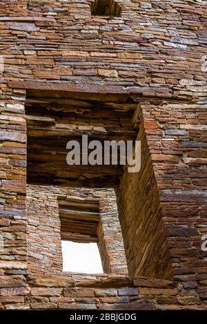 Portes dans une ligne à Pueblo Bonito dans Chaco Culture National Historical Park, Nouveau Mexique, États-Unis Banque D'Images