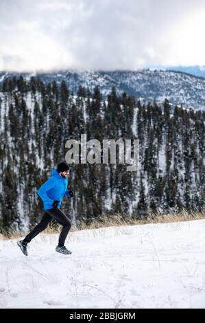 Le coureur qui travaille dur pour atteindre le sommet du mont Sentinel à Missoula MT. Banque D'Images